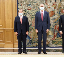 Su Majestad el Rey acompañado del Secretario General Iberoamericano, Andrés Allamand Zavala y del el secretario de Estado para Iberoamérica y el Carib