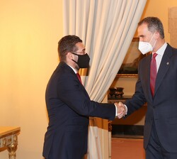 Su Majestad el Rey recibe el saludo del presidente de la Asociación de Ingenieros Industriales del Estado, Francisco Gabriel Tovar
