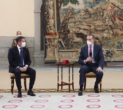 Su Majestad el Rey conversa con los asistentes a la audiencia