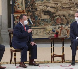 Don Felipe durante la audiencia con una representación de la Confederación Empresarial de Hostelería de España