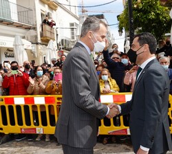 A su llegada a Sanlúcar de Barrameda, Su Majestad el Rey recibe el saludo del presidente de la Junta de Andalucía, Juan Manuel Moreno
