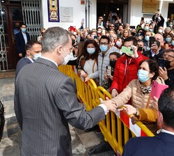 Su Majestad el Rey saluda al público congregado en la Plaza del Cabildo