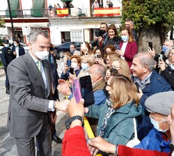 El público saluda y hace fotografías a Su Majestad el Rey
