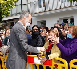 Don Felipe saluda a la gran cantidad de público de la plaza con motivo de su visita