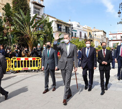 Su Majestad el Rey durante su recorrido por la Plaza del Cabildo se dirige al Ayuntamiento