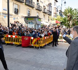 El público congregado en la plaza, saluda y aplaude a Su Majestad el Rey