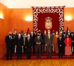 Su Majestad el Rey junto a representantes de las entidades, asociaciones e instituciones de la sociedad civil sanluqueña implicadas en la conmemoració