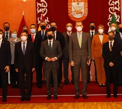 Don Felipe junto representantes de entidades implicadas en la conmemoración del V Centenario de la Primera Vuelta al Mundo