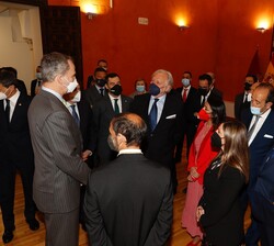 Su Majestad el Rey conversa con los representantes de las entidades, asociaciones e instituciones de la sociedad civil sanluqueña