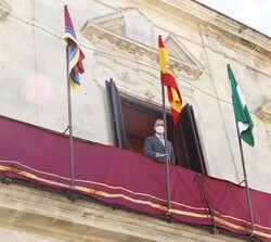 Su Majestad el Rey en el balcón del ayuntamiento