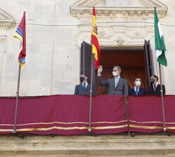 Don Felipe saluda al público desde el balcón del ayuntamiento