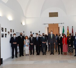 Su Majestad el Rey junto a los miembros de la corporación municipal