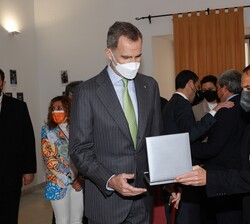 Don Felipe recibe la llave de la ciudad de manos del alcalde de Sanlúcar de Barrameda, Víctor Mora