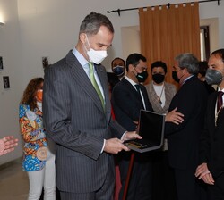 Don Felipe con la llave de la ciudad que le acaba de entregar el alcalde de Sanlúcar de Barrameda