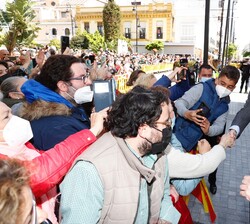 A la salida de su visita al ayuntamiento, Su Majestad el Rey recibe el saludo del público
