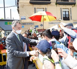 Don Felipe saluda al público presente