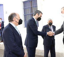 A su llegada a las Bodegas Barbadillo, Su Majestad el Rey recibe los saludos del presidente y del director general de las Bodegas Barbadillo entre otr