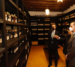 Don Felipe durante su visita a las Bodegas Barbadillo