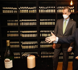 El presidente de las Bodegas Barbadillo da una explicación sobre uno de sus vinos
