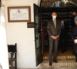 Don Felipe a la salida de su visita al cuarto de muestras