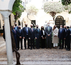 Su Majestad el Rey junto a miembros del consejo de administración de Bodegas Barbadillo