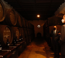 Don Felipe durante su visita a unas de las bodegas