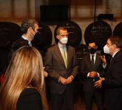Su Majestad el Rey conversa con el ministro de Agricultura, Pesca y Alimentación y los miembros del consejo de administración de las Bodegas Barbadill