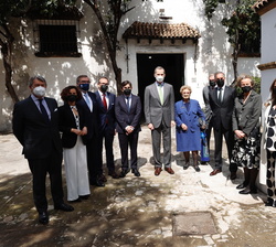 Su Majestad el Rey junto a miembros del comité de dirección de Bodegas Barbadillo