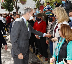 Don Felipe junto al público que aprovecha para saludarle y hacerse fotografías