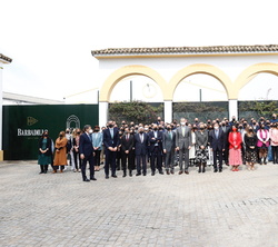 Su Majestad el Rey junto a los miembros de la familia Barbadillo