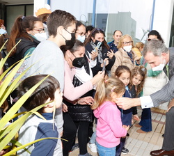 Don Felipe recibe el saludo de los más jóvenes a su paso