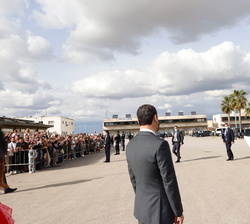 Su Majestad el Rey saluda al público asistente a su llegada al Puerto de Bonanza