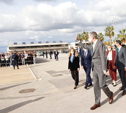 Don Felipe se dirije a la sede de la Cofradía de Pescadores de Sanlúcar de Barrameda saludando al público asistente
