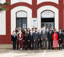 Su Majestad el Rey acompañado de los miembros de la junta directiva de la Cofradía de Pescadores de Sanlúcar de Barrameda
