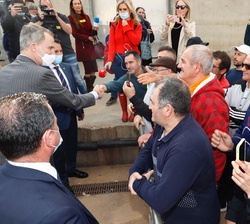 Su Majestad el Rey es saludado en su trayecto al muelle del Puerto de Bonanza por el público asistente