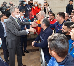 Don Felipe es saludado por los presentes en su camino al muelle del Puerto de Bonanza en Sanlúcar de Barrameda