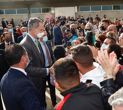 Don Felipe atiendo a los asistentes a su paso de camino al muelle del Puerto de Bonanza