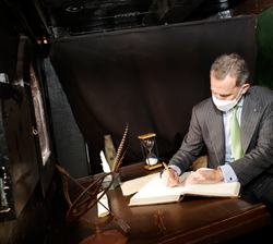 Don Felipe dedica unas palabras en el Libro de visitas de la Nao Victoria
