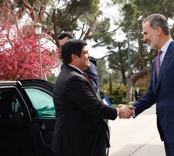 Don Felipe recibe el saludo del Presidente de la República de Costa Rica, Carlos Alvarado Quesada, a su llegada al Palacio de La Zarzuela