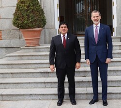 Su Majestad el Rey y el Presidente de la República de Costa Rica, Carlos Alvarado Quesada, en la puerta del Palacio de La Zarzuela