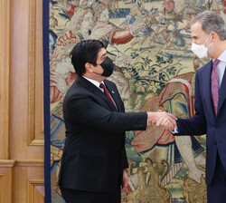 El Rey recibe el saludo del Presidente de la República de Costa Rica, Carlos Alvarado Quesada, antes del encuentro mantenido en el Palacio de La Zarzu