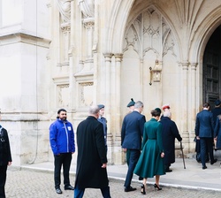 Sus Majestades los Reyes a su llegada a la Abadía de Westminster para asistir a la misa de Acción de Gracias por Su Alteza Real el Duque de Edimburgo