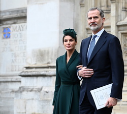 Sus Majestades los Reyes a la salida de la Abadía de Westminster tras asistir a la misa de Acción de Gracias por Su Alteza Real el Duque de Edimburgo 