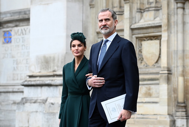Sus Majestades los Reyes a la salida de la Abadía de Westminster tras asistir a la misa de Acción de Gracias por Su Alteza Real el Duque de Edimburgo 
