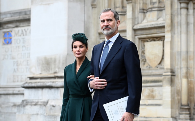 Sus Majestades los Reyes a la salida de la Abadía de Westminster tras asistir a la misa de Acción de Gracias por Su Alteza Real el Duque de Edimburgo 