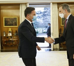 Don Felipe recibe el saludo del Primer Ministro del Reino de los Países Bajos, Mark Rutte