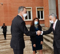 Su Majestad el Rey es saludado por el subsecretario de Asuntos Exteriores, Unión Europea y Cooperación, Alberto Antón, en presencia de la secretaria d