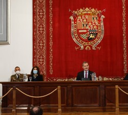 Don Felipe en la mesa presidencial en un momento del acto de entrega de los despachos