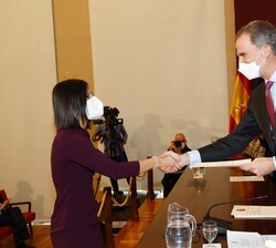 Su Majestad el Rey durante la entrega de los despachos a los miembros de la LXXIII promoción de la Carrera Diplomática