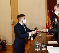Don Felipe durante la entrega de los despachos a los miembros de la LXXIII promoción de la Carrera Diplomática